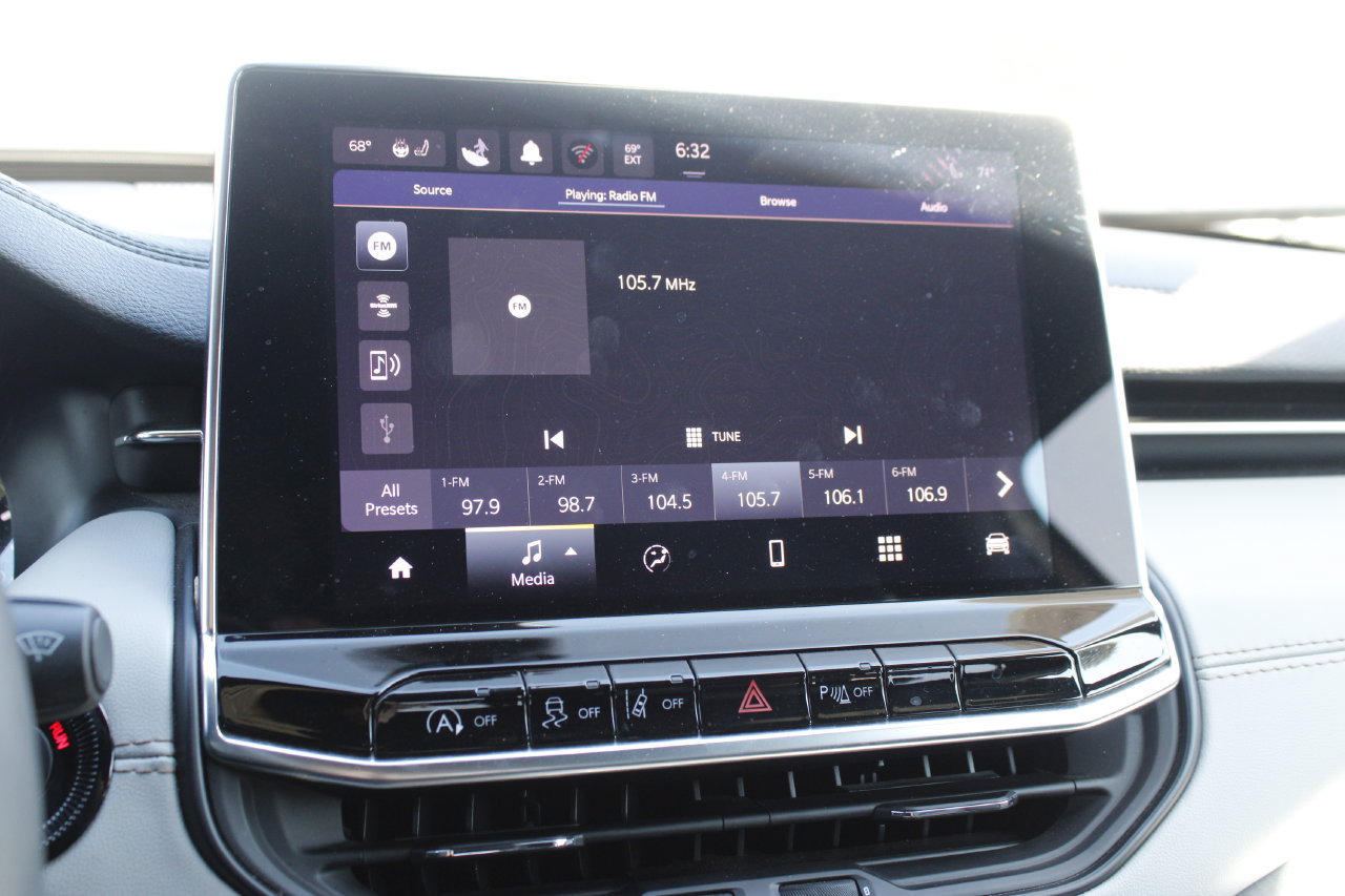 Used 2025 Jeep Compass Limited AWD/4WD image 16