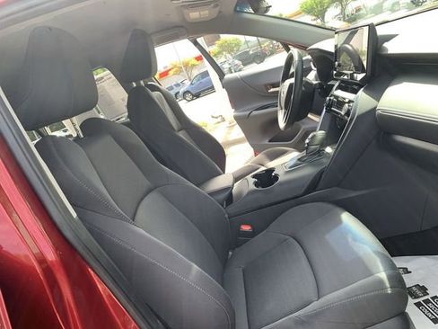 Used 2023 Toyota Venza LE image 14