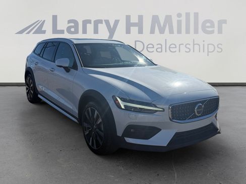 Used 2025 Volvo V60 B5 Cross Country Ultra AWD/4WD image 7