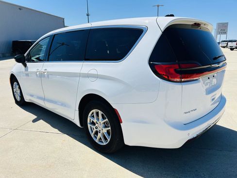 Used 2024 Chrysler Pacifica Touring-L FWD image 37