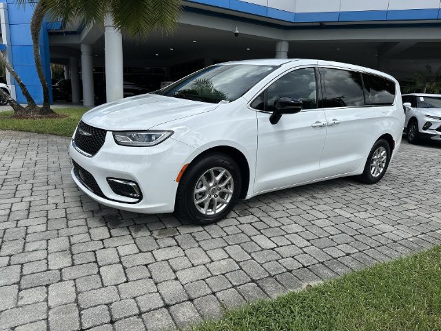 Used 2024 Chrysler Pacifica Touring FWD image 21