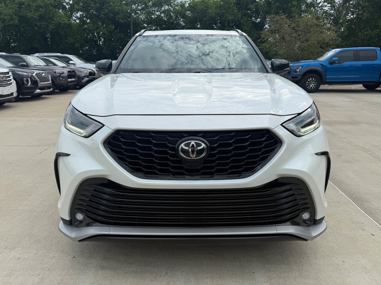 Used 2021 Toyota Highlander XSE FWD image 2