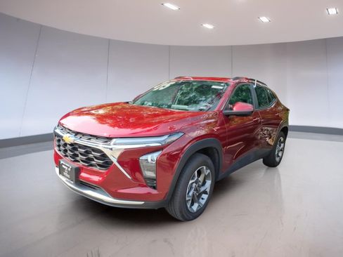 Used 2025 Chevrolet Trax LT FWD image 2