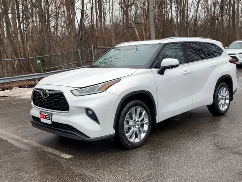 Used 2024 Toyota Highlander Limited image 7