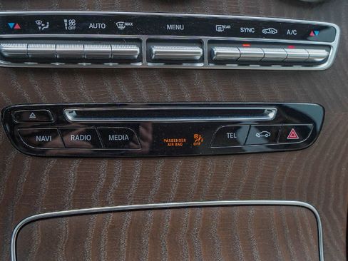 Used 2019 Mercedes-Benz GLC 300 4MATIC image 17