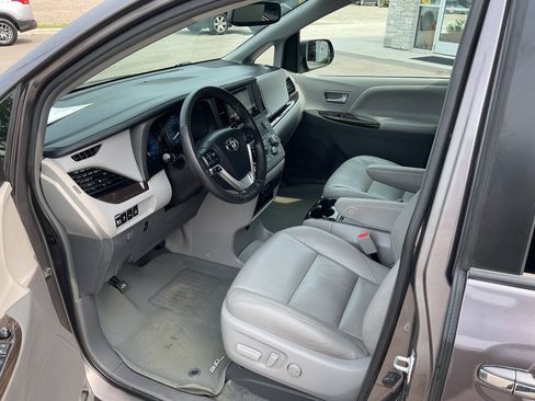 Used 2017 Toyota Sienna XLE w/ XLE Navigation Package AWD/4WD image 14