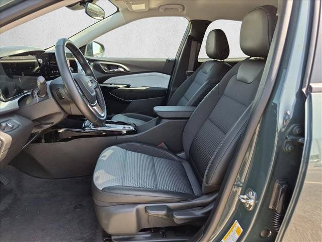 Used 2025 Chevrolet Trax LT w/ LT Convenience Package FWD image 15