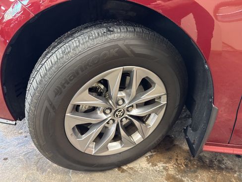 Used 2021 Toyota Sienna XLE w/ XLE Plus Package FWD image 4