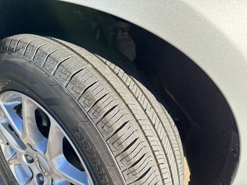 Used 2024 Chrysler Pacifica Touring-L image 11