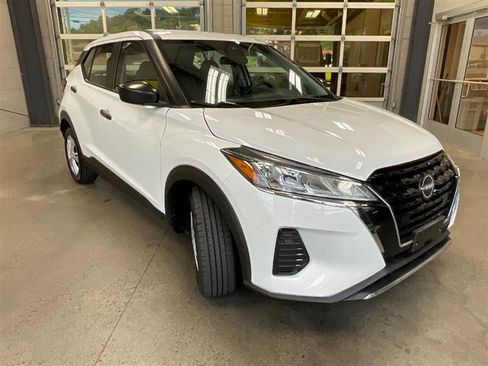 Used 2022 Nissan Kicks S image 9