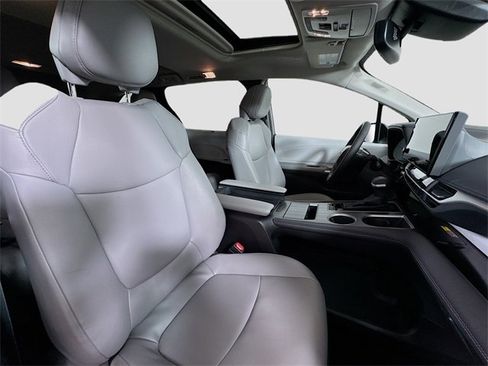 Used 2025 Toyota Sienna XLE image 30