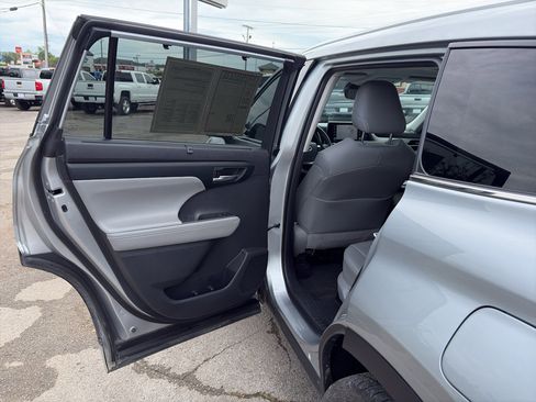 Used 2020 Toyota Highlander XLE FWD image 21