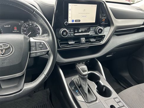 Used 2023 Toyota Highlander LE image 18