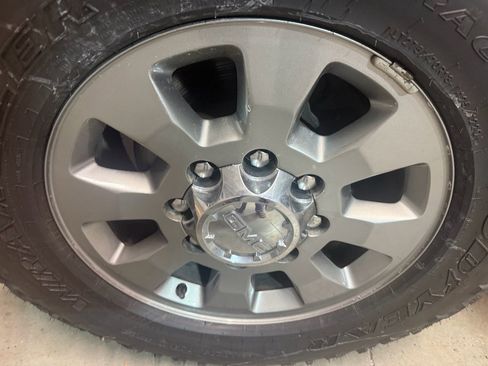 Used 2014 GMC Sierra 2500 Denali w/ Suspension Package, Off-Road image 32