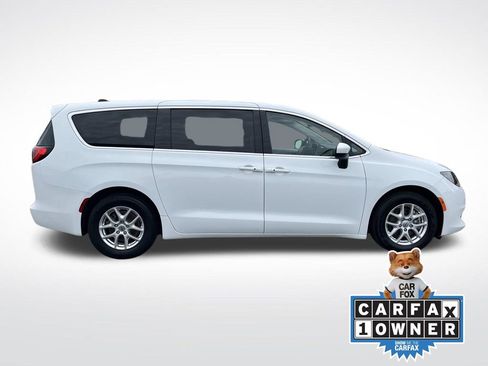 Used 2023 Chrysler Voyager LX image 2