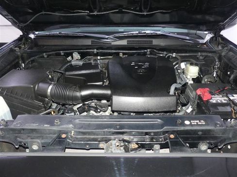 Used 2017 Toyota Tacoma SR image 10
