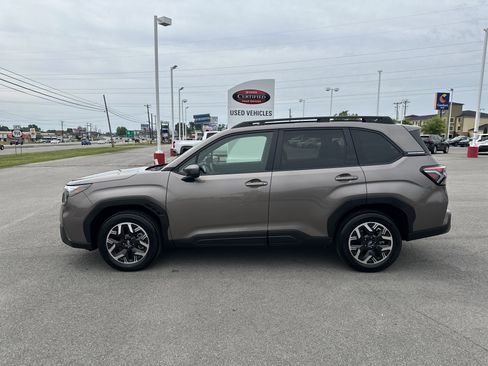 Used 2025 Subaru Forester Premium AWD/4WD image 4