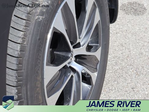 Used 2025 Toyota Highlander XLE image 40