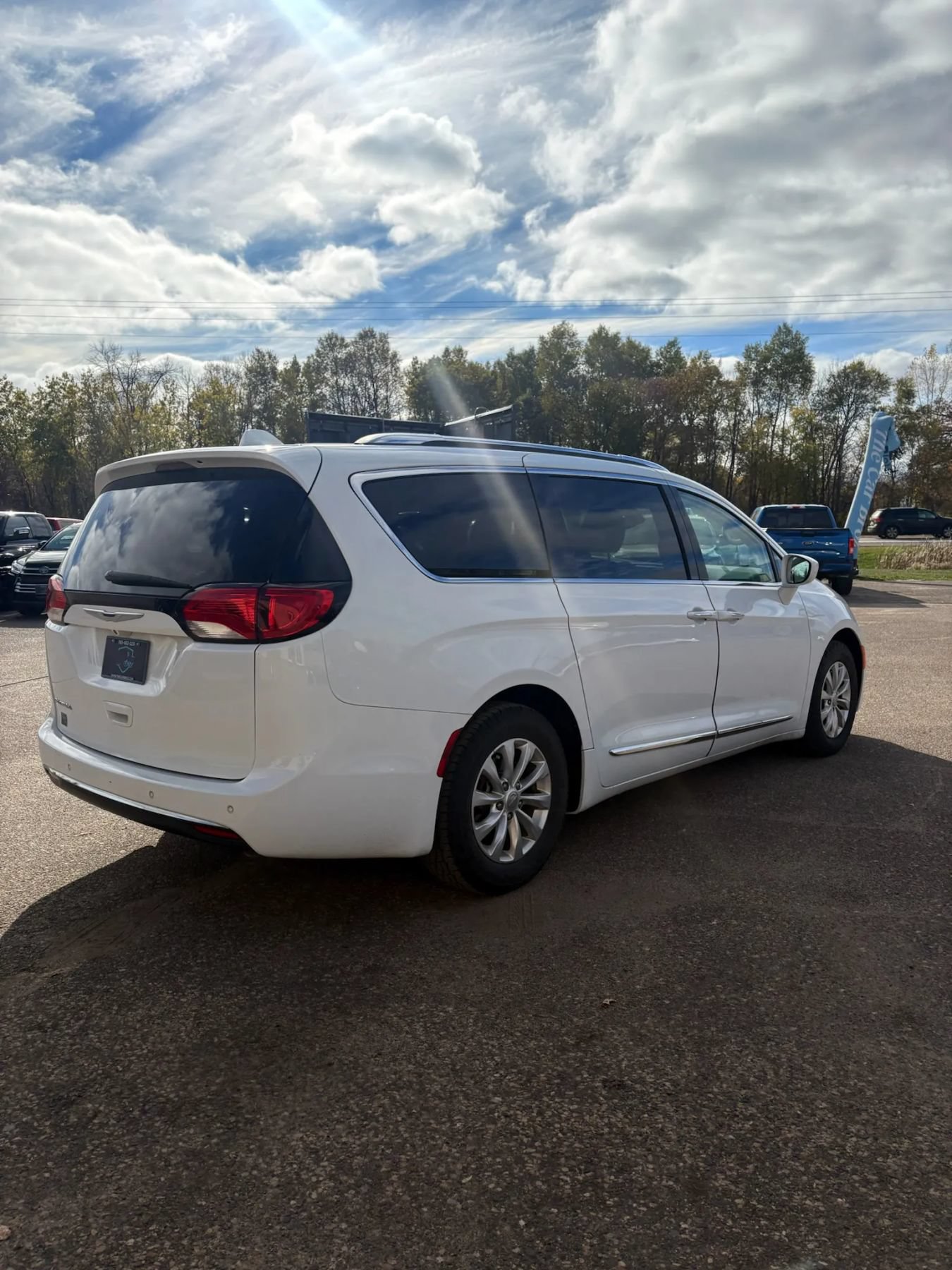 Used 2018 Chrysler Pacifica Touring-L FWD image 5