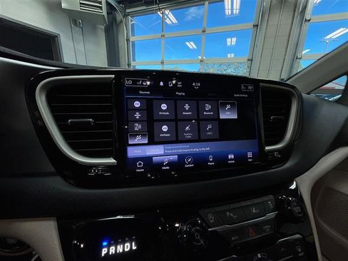 Used 2023 Chrysler Pacifica Touring-L image 15