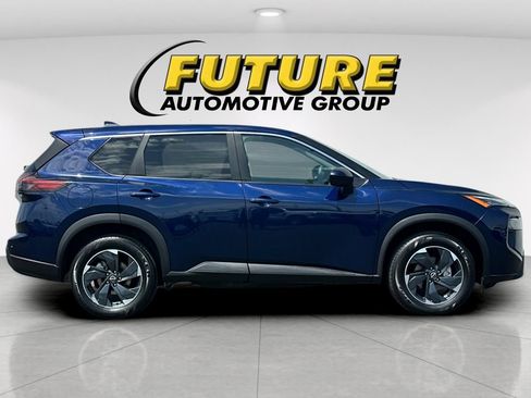 Used 2024 Nissan Rogue SV AWD/4WD image 3