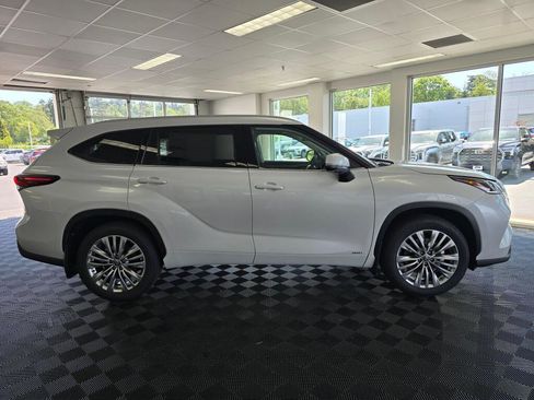 New 2026 Toyota Highlander Platinum AWD/4WD image 2
