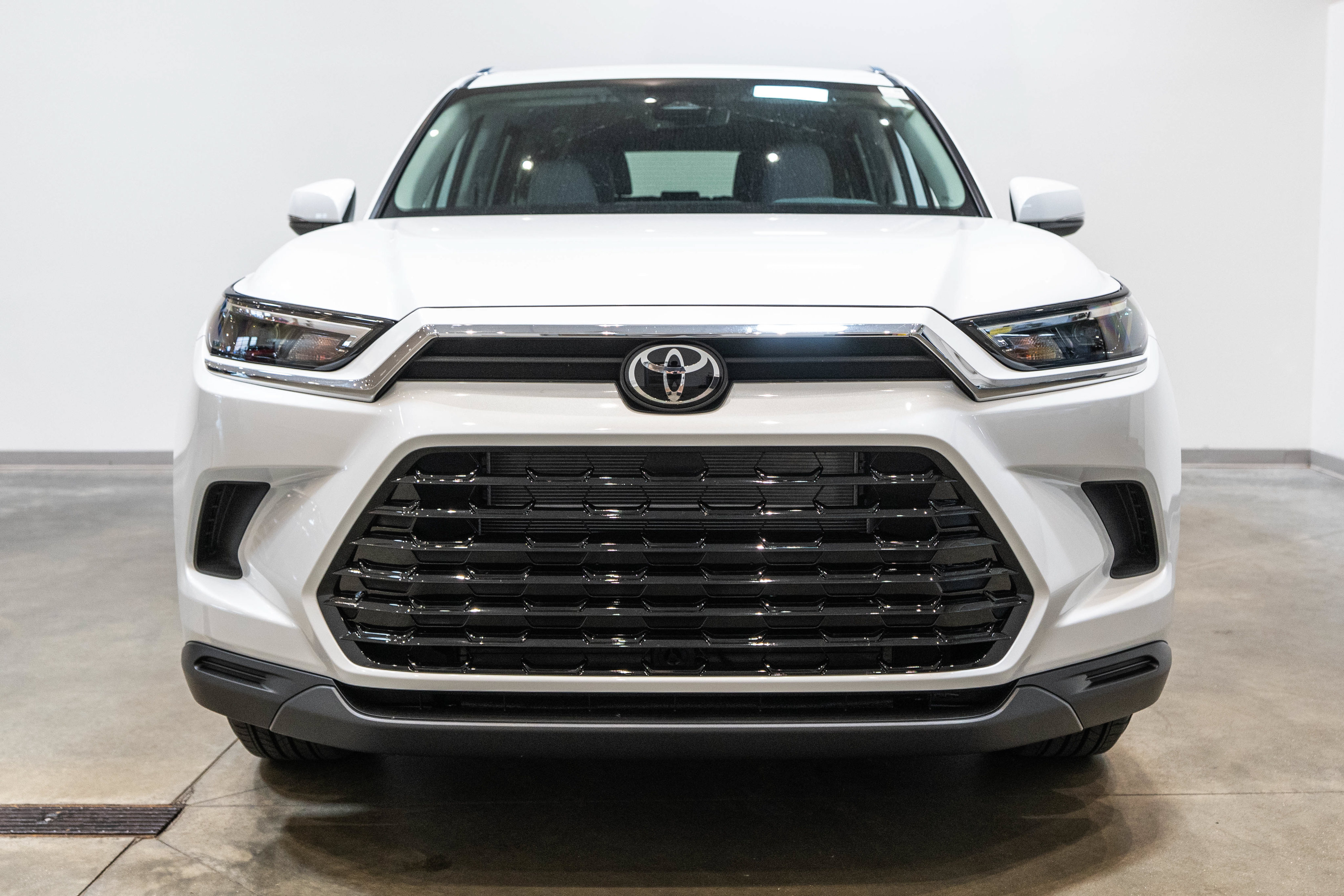 New 2026 Toyota Grand Highlander XLE FWD image 2