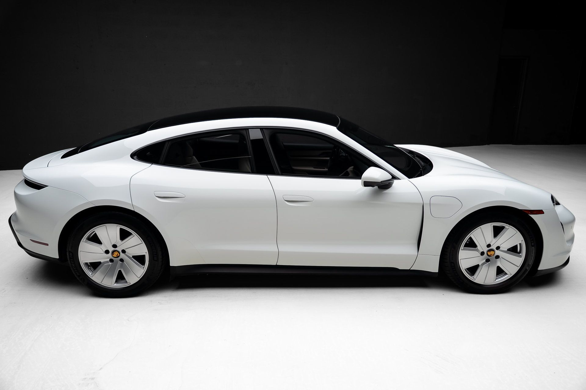 Used 2022 Porsche Taycan RWD image 31