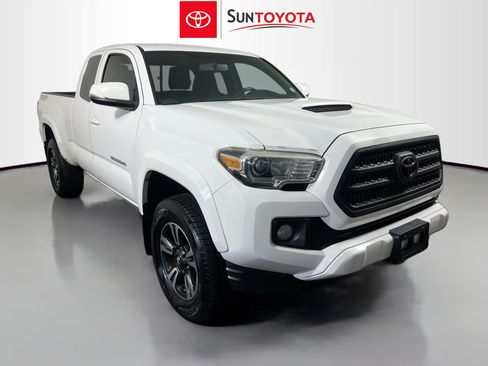 Used 2017 Toyota Tacoma TRD Sport w/ Tow Package (A/T) AWD/4WD image 1