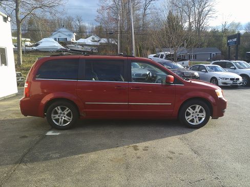 Used 2010 Dodge Grand Caravan SXT FWD image 4