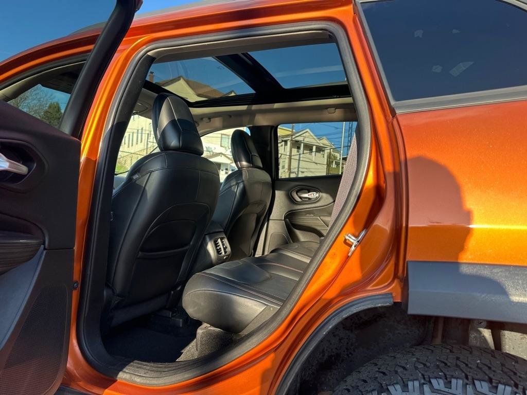 Used 2016 Jeep Cherokee Trailhawk w/ Comfort/Convenience Group AWD/4WD image 15