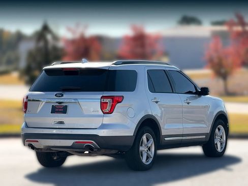 Used 2017 Ford Explorer XLT w/ Equipment Group 202A image 10