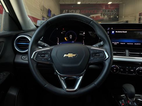 Used 2025 Chevrolet Trax LT w/ LT Convenience Package FWD image 32