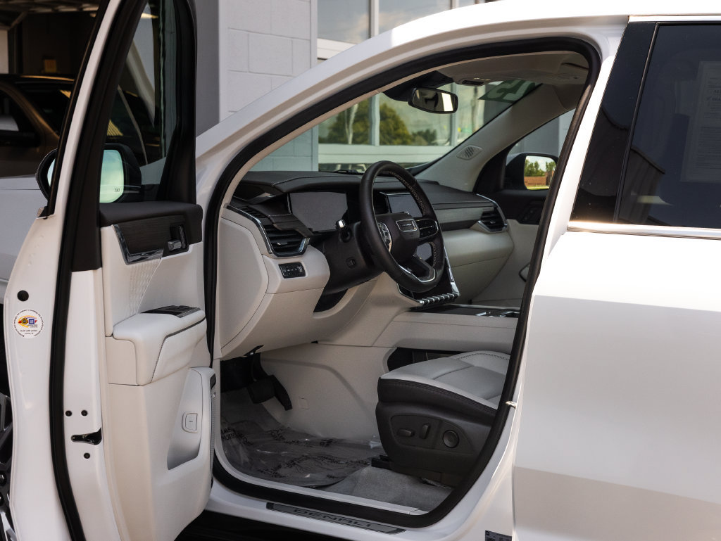 Used 2025 GMC Acadia Denali AWD/4WD image 30