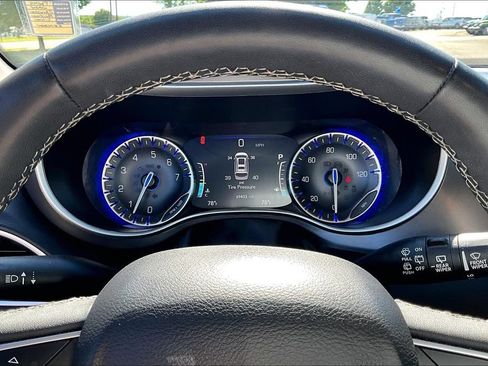 Used 2024 Chrysler Pacifica Touring-L FWD image 16