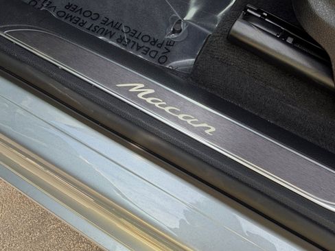Certified 2025 Porsche Macan AWD/4WD image 16