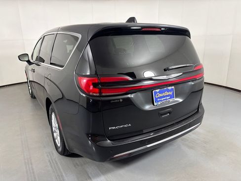 Used 2023 Chrysler Pacifica Touring-L FWD image 6