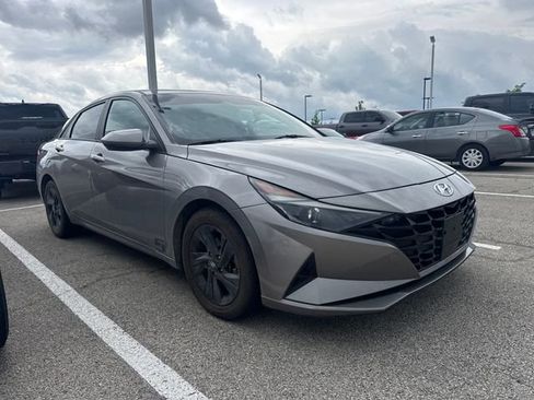 Used 2021 Hyundai Elantra SEL w/ Cargo Package FWD image 3