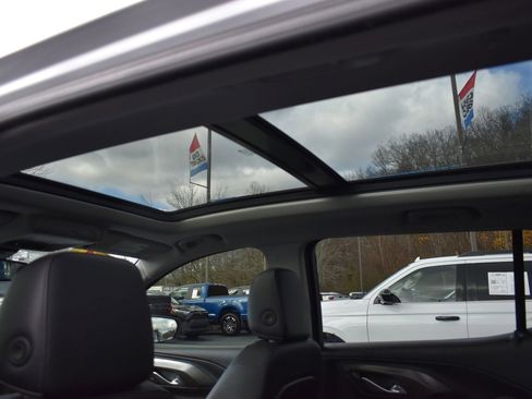 Used 2022 GMC Terrain SLT w/ Tech Package image 18