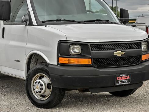 Used 2015 Chevrolet Express 4500 RWD image 3