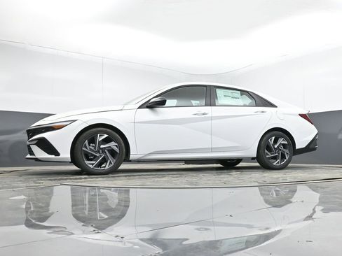 Used 2025 Hyundai Elantra Sport image 10