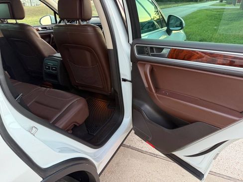 Used 2013 Volkswagen Touareg TDI AWD/4WD image 27