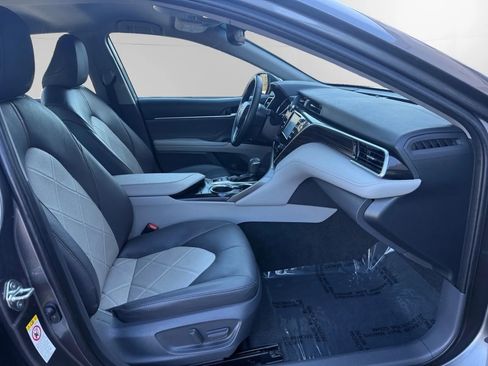 Used 2018 Toyota Camry XLE image 19