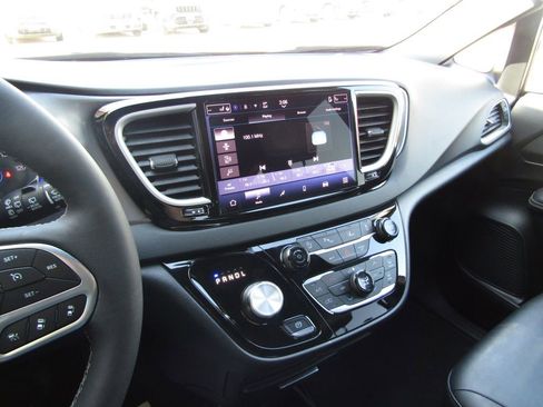 Used 2025 Chrysler Pacifica Select FWD image 27
