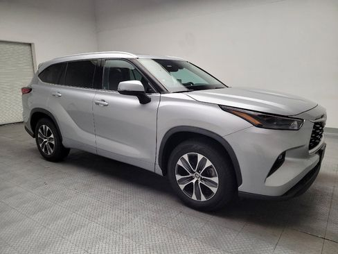 Used 2022 Toyota Highlander XLE FWD image 11