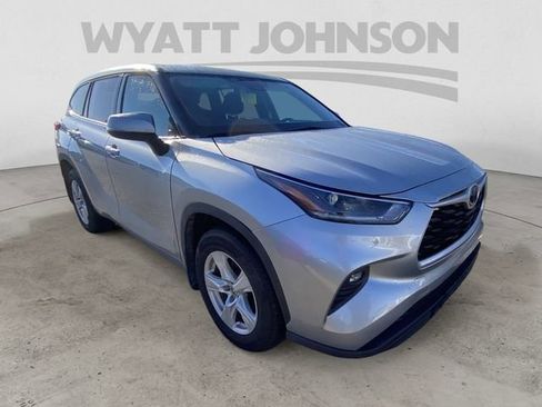 Used 2021 Toyota Highlander LE AWD/4WD image 13