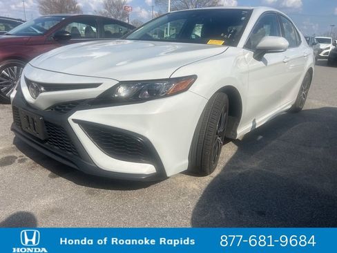 Used 2024 Toyota Camry SE image 1