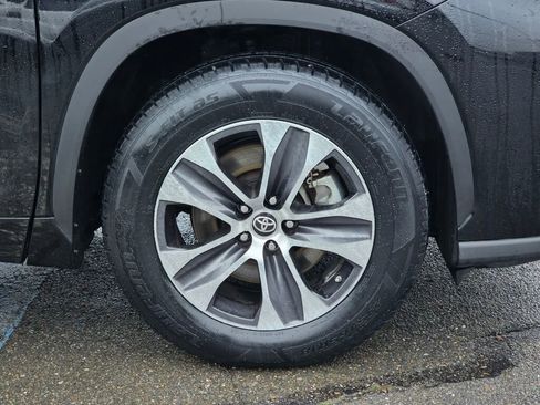 Used 2023 Toyota Highlander XLE image 9