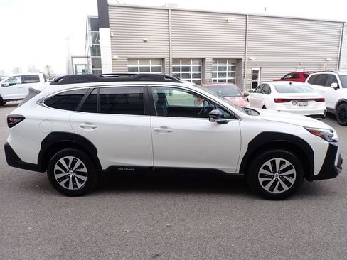 Used 2023 Subaru Outback Premium image 7