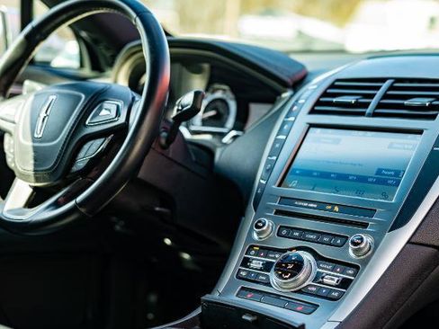 Used 2017 Lincoln MKZ Premiere image 7